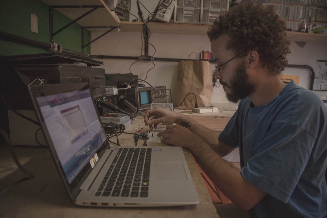  Ricardo Guima, hardware developer of Rede InfoAmazônia project, coordinated the research path on free hardware. Image by Bruno Fernandes/InfoAmazônia, published with permission.