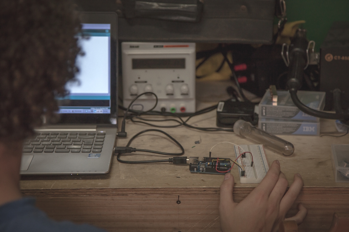 Testando as placas de Arduino para futuros protótipos de sensores de qualidade d´água. Foto: Bruno Fernandes