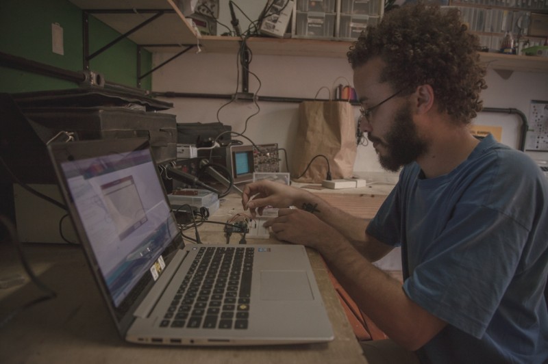 Ricardo Guima, desenvolvedor de sensores do projeto Rede InfoAmazônia, coordenou a trilha de pesquisa em hardware livre. Foto por Bruno Fernandes/InfoAmazonia