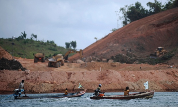 Fishermen approach the Belo Monte hydroelectric dam construction site