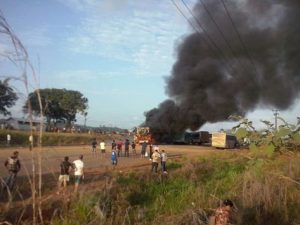 Ônibus do Consórcio Construtor de Belo Monte (CCBM) sendo incendiados e funcionários estão sendo impedidos de entrarem na obra.