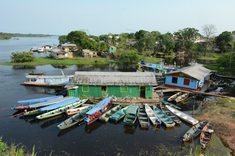 Flutuante serve de porto para canoas no interior do Amazonas. Mudanças nos rios podem causar impactos sobre comunidades ribeirinhas. Foto: Vandré Fonseca