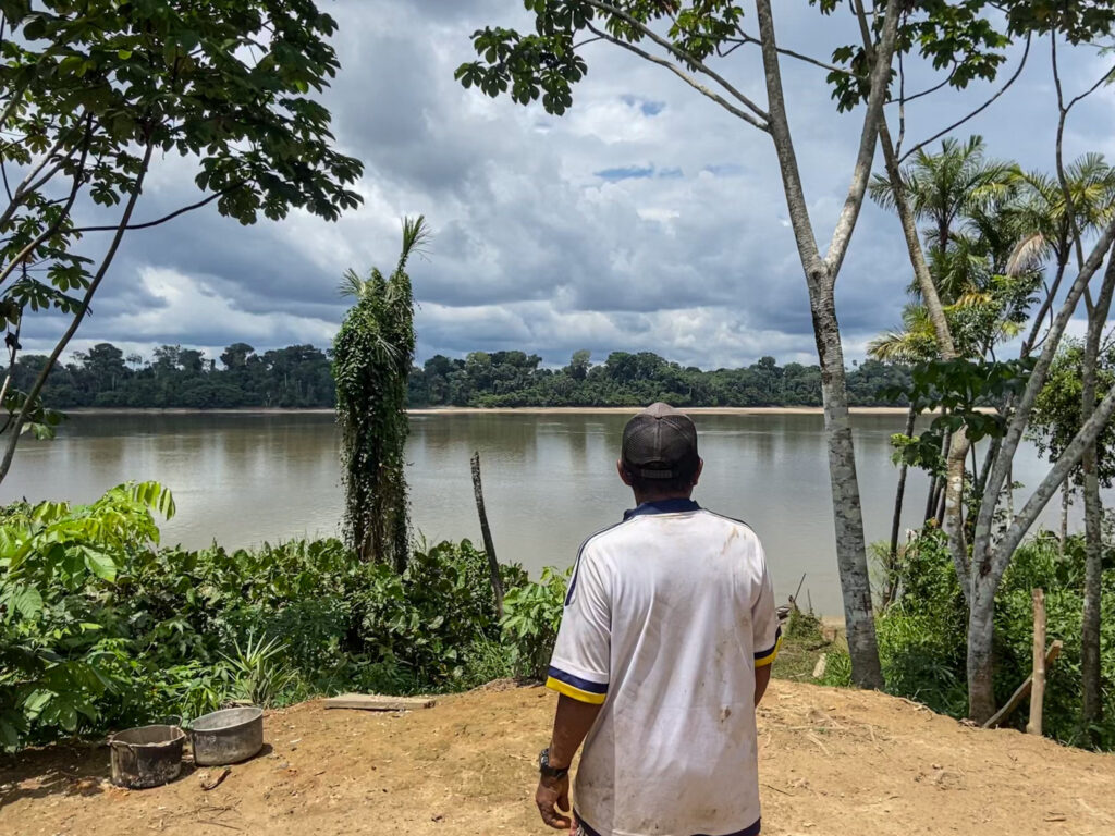 El abuelo olha para o rio Caquetá, que se junta ao Brasil mais abaixo.