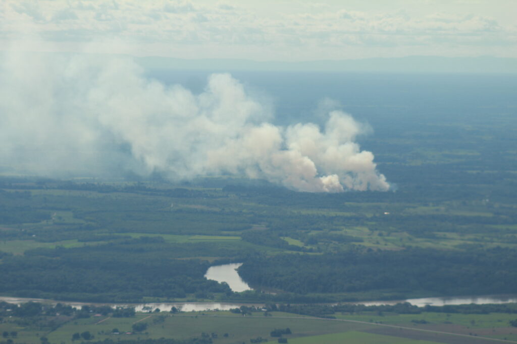 Quema del bosque de la Amazonia colombiana en inmediaciones de de San José del Guaviare. Por lo general, al llegar la temporada seca, se incendian esos terrenos para acabar con la vegetación riparia, según Roberto Gómez.