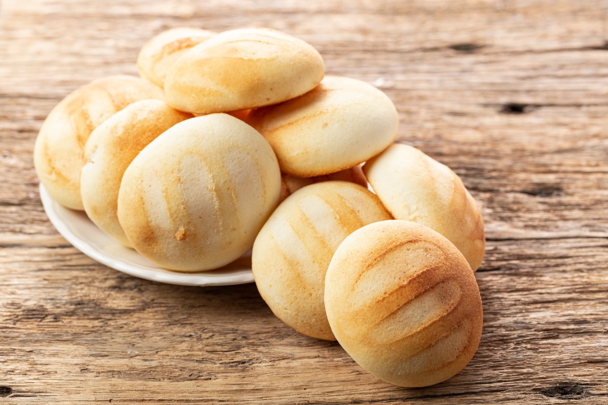 Uno de los ingredientes principales del pandebono es el queso picado salado.