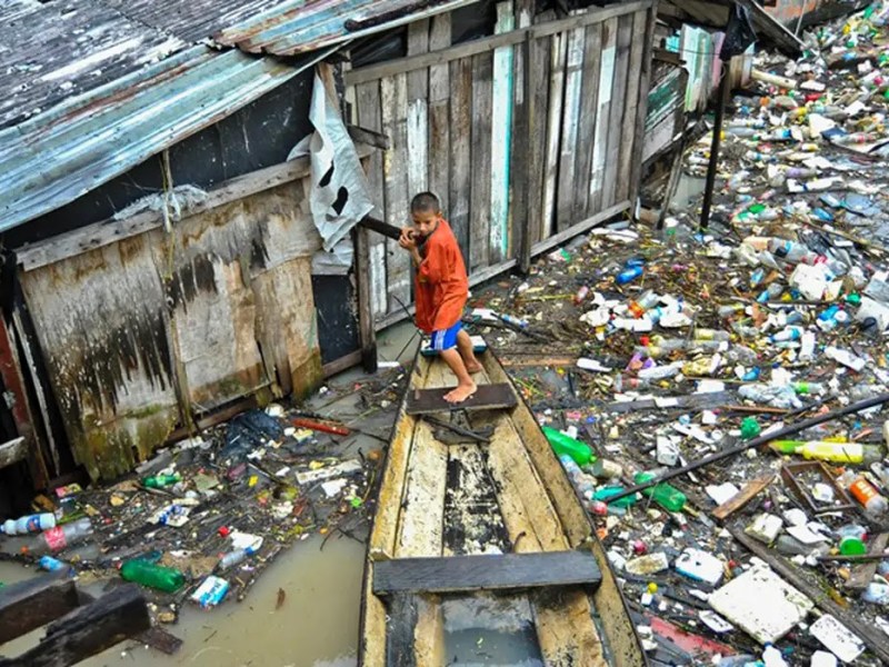 Material plástico contamina comunidades da Amazônia