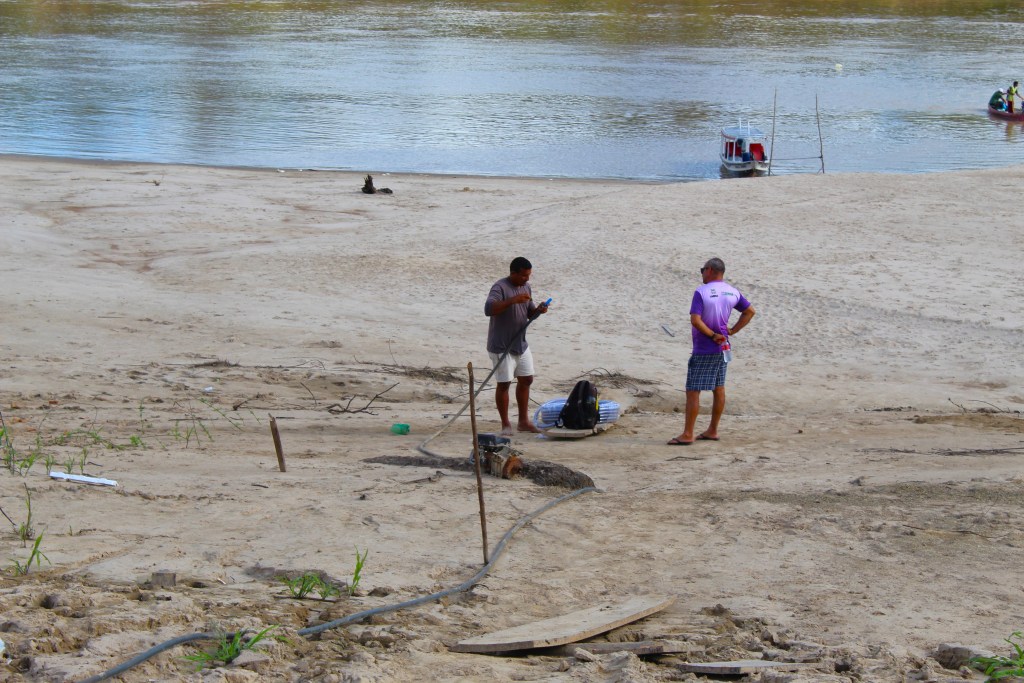 Moradores de Lábrea enfrentam dificuldades para puxar água do Rio Purus