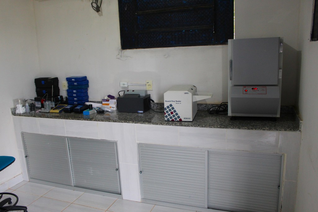 O que esperar para o futuro
Se o cenário atual não é bom, o futuro parece ainda mais sombrio. O relatório do IPCC de 2022 destaca que a combinação entre mudanças climáticas e desmatamento representa um risco elevado de mudanças bruscas no clima da região e até mesmo a transformação da Amazônia em uma savana.
"Isso mostra a necessidade da região amazônica se adaptar rapidamente ao novo clima, implementar processos, políticas que não deixem a população amazônica com as mesmas deficiências de fornecimento. Temos que planejar, fazer planos de contingência para disponibilizar água, alimentos e remédios em eventos de secas extremas como as que ocorreram em 2023 e 2024", alerta Paulo Artaxo.
Leonardo Capeleto lembra que os rios estão diretamente ligados às águas de poços mais rasos nas comunidades ribeirinhas e cidades amazônicas. Com as secas e cheias, o nível desses lençois também se altera, reduzindo níveis ou aumentando a contaminação.
"Água potável é apenas aquela que é tratada. Independente da estação, as águas dos rios, lagos, poços e mesmo chuva, não são naturalmente potáveis. Ou seja, os sistemas de tratamento também vão precisar se adaptar a essas realidades", avalia o pesquisador. "A Amazônia não vai ficar sem água, mas ela pode sofrer secas e torná-las menos acessíveis. A infraestrutura relacionada a esse abastecimento vai ter que também se adaptar", sugere.
Além disso, na região sul da Amazônia já se observa que partes se tornaram fonte de carbono para a atmosfera devido à degradação florestal. Esses fatores demonstram que, segundo o IPCC, a crise climática não apenas intensifica eventos de seca, mas também compromete a integridade ambiental da Amazônia, predispondo a região a eventos extremos como os vivenciados nos dois últimos anos.
“As simulações climáticas que o IPCC fez mostra que se tivermos um planeta 4 graus mais quente em média do que algumas dezenas de anos atrás, o que vamos observar é um aumento médio da frequência de eventos climáticos que pode aumentar por um fator 30 e eles serem 5 vezes mais intenso”, explica Paulo Artaxo. “Isso significa uma intensificação enorme de eventos climáticos extremos que certamente terão um impacto enorme na região amazônica e em todo o restante do planeta”, afirma o cientista.
Ações sobre o meio ambiente precisam ouvir os moradores locais, dizem especialistas