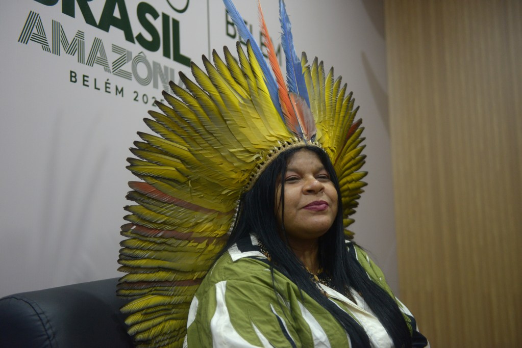 Sonia Guajajara confirma saída do MPI para concorrer às eleições: ‘quero ser a primeira indígena reeleita no Brasil’