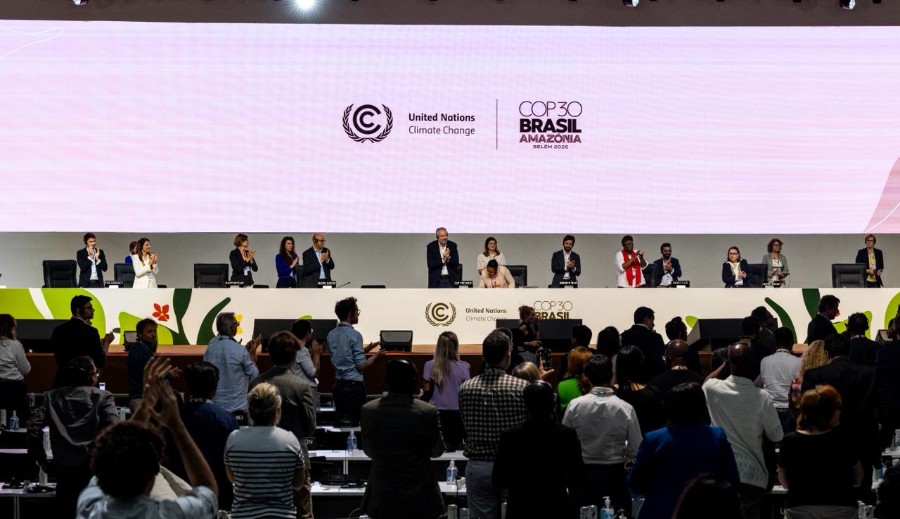 Entre aplausos e protestos, COP30 chega ao final com textos aprovados, tensões explícitas e impasses adiados