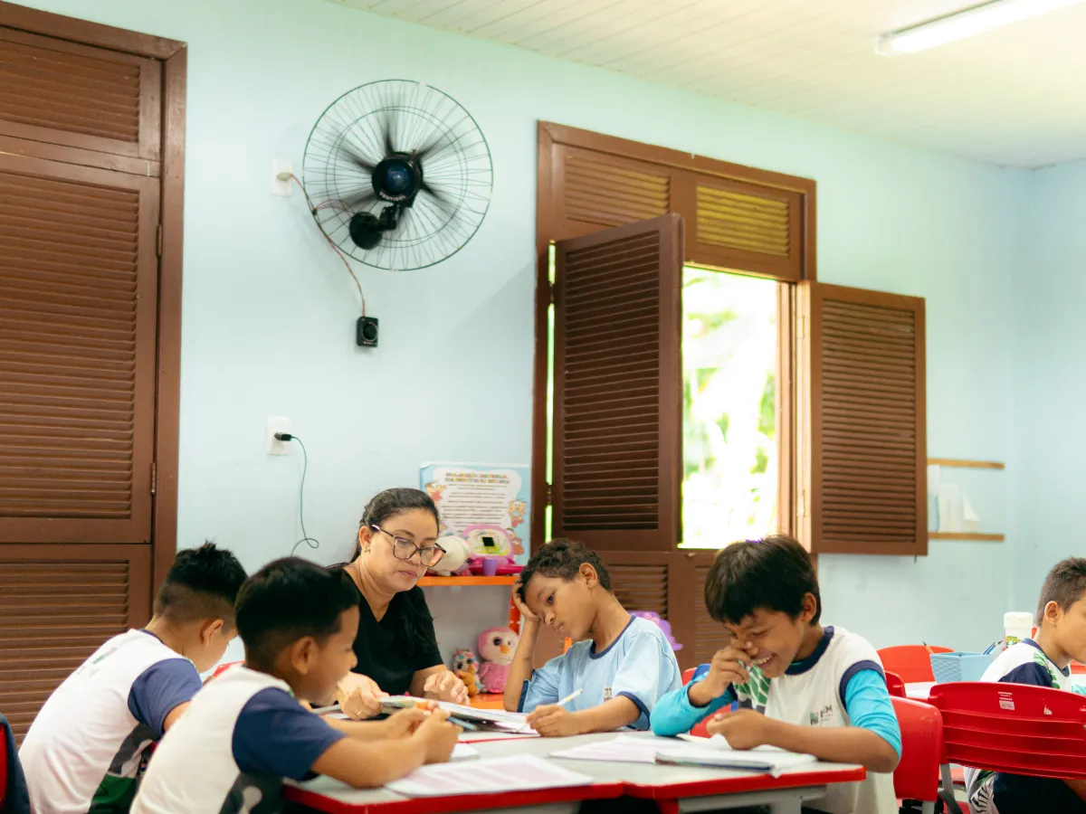 Com calor de até 35 °C, metade das escolas públicas de Belém ainda não tem climatização adequada