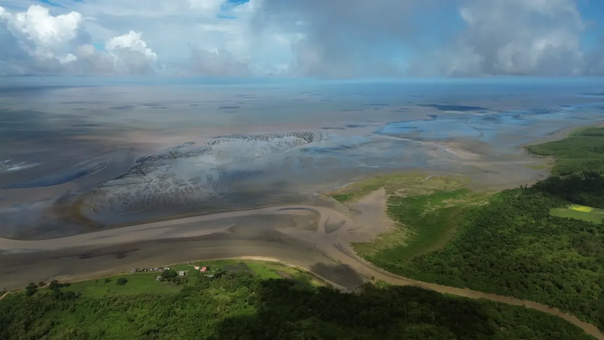 El Atlántico avanza hacia la costa y cambia la vida en la desembocadura del Amazonas