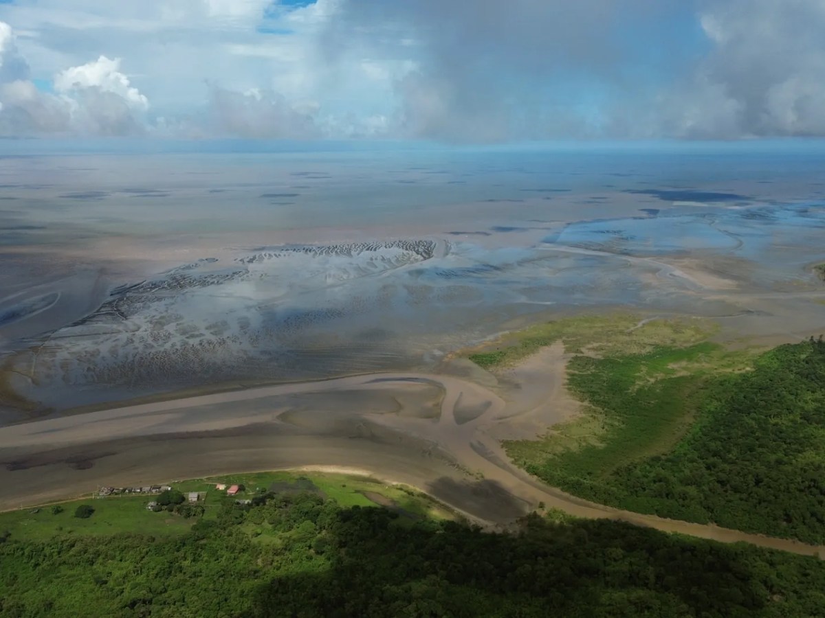 Atlântico avança sobre a costa e muda a vida na foz do Amazonas