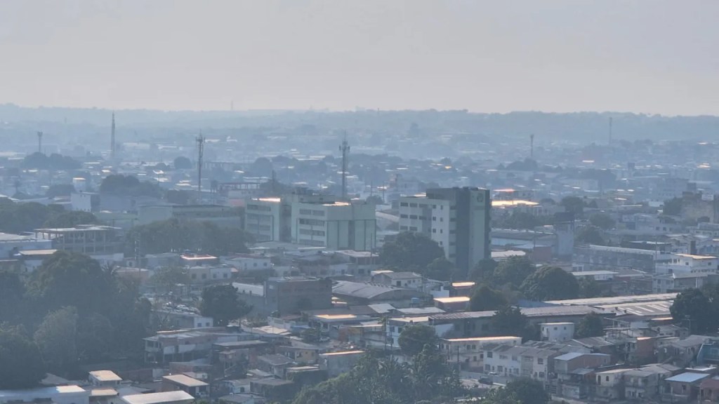 Amazonas dobra focos de queimadas em 2026 e Manaus lidera poluição entre capitais